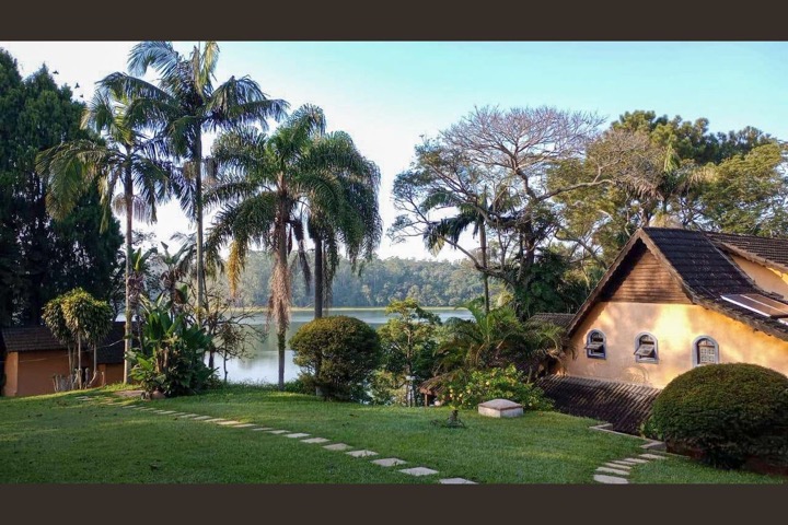 Casa de 450 m² com piscina à beira da represa